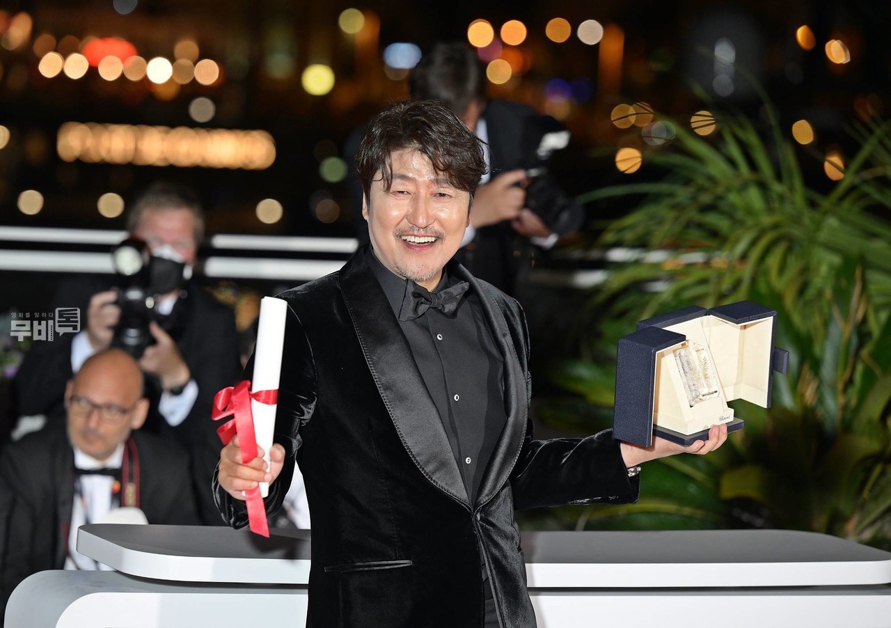 사진= 제75회 칸 국제영화제 폐막식에서 한국 남자 배우 최초로 남우주연상을 수상한 배우 송강호
