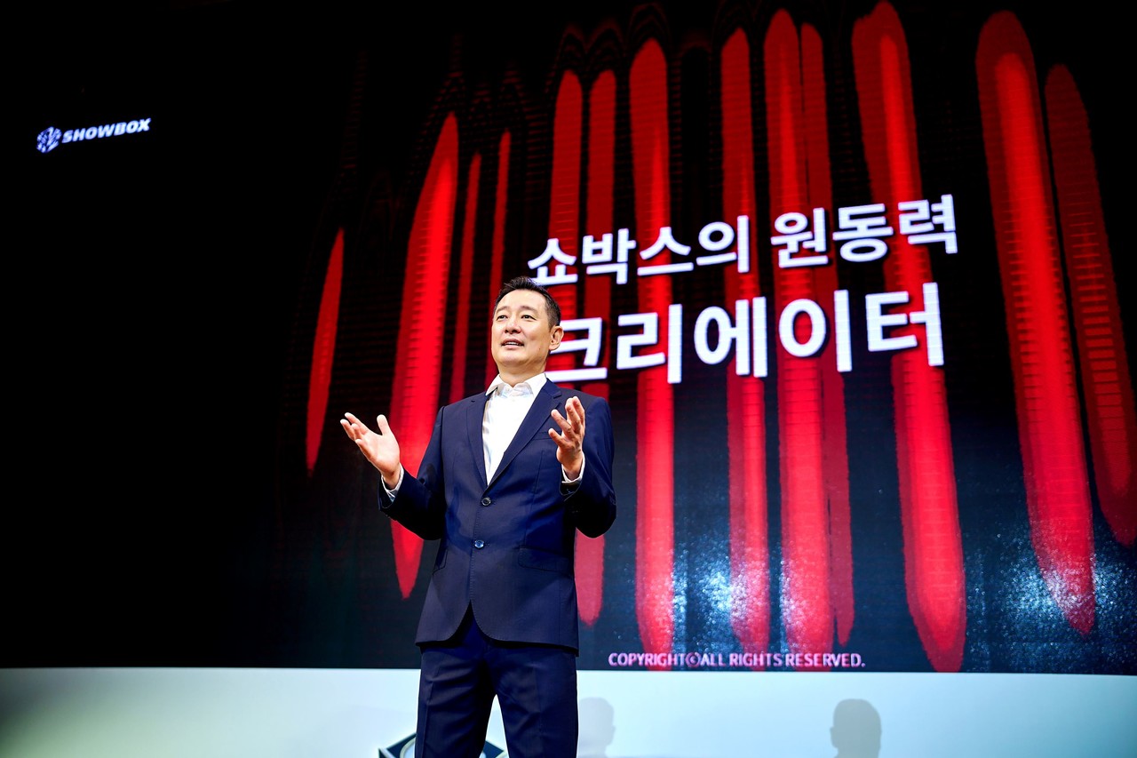 쇼박스 미디어데이에서 김도수 쇼박스 대표가 K콘텐츠의 글로벌 시장 경쟁력 강화를 위한 기업 비전과 전략을 설명하고 있다. 쇼박스제공