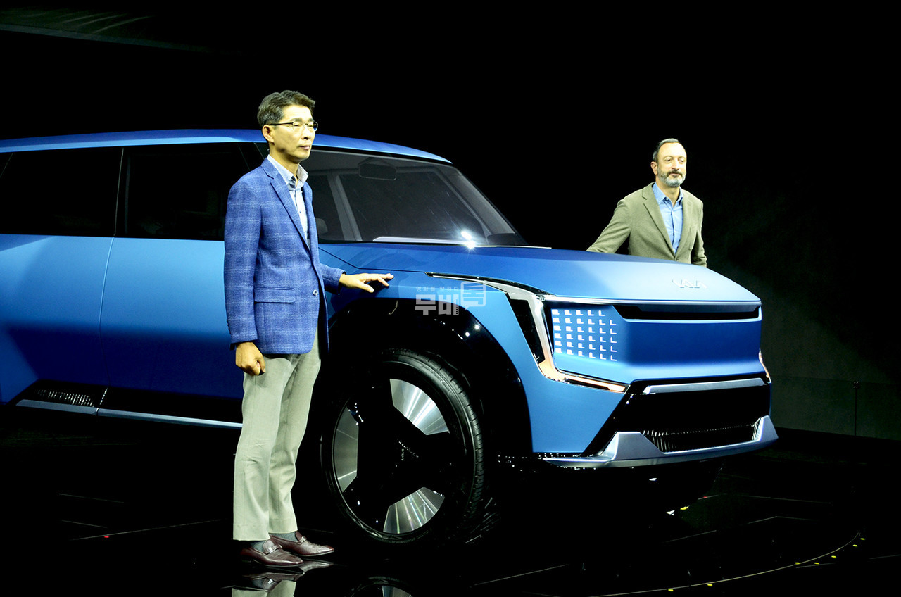 기아가 E-GMP(현대자동차그룹의 전기차 플랫폼)을 기반으로 하는 두 번쨰 전용 전기차 모델 콘셉트 EV9을 공개했다